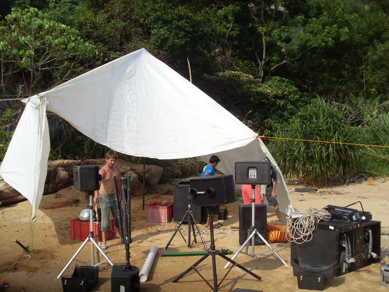 sl380015resized PArty Crew beim Aufbau am Colemans Beach auf Lamma Island