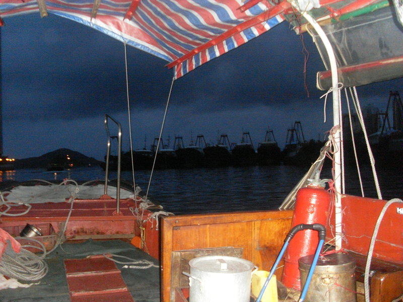 sl380122 Blick aus dem Sampan bei Nacht als dem Morgen graute